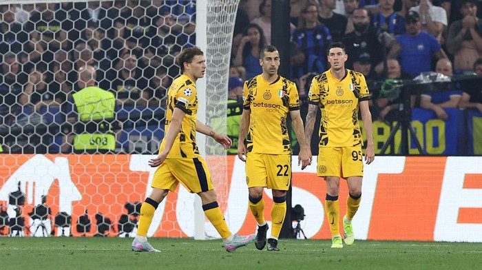 MUNCHEN, GERMANY - MAY 31: (L-R) Nicolo Barella of Internazionale , Henrikh Mkhitaryan of Internazionale , Alessandro Bastoni of Internazionale disappointed after the 2-0
 during the UEFA Champions League  match between Paris Saint Germain v Internazionale at the Allianz Arena on May 31, 2025 in Munchen Germany (Photo by Rico Brouwer/Soccrates/Getty Images)