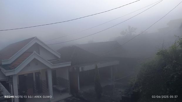 Kabut tebal selimuti wilayah Gresik pagi ini