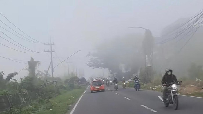 Kabut tebal selimuti wilayah Gresik pagi ini
