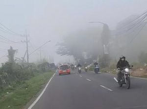 Fenomena Langka Kabut Tebal Selimuti Wilayah Gresik Pagi Ini Fenomena Langka Kabut Tebal Selimuti Wilayah Gresik Pagi Ini