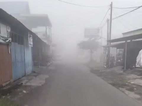 Kabut tebal selimuti wilayah Gresik pagi ini
