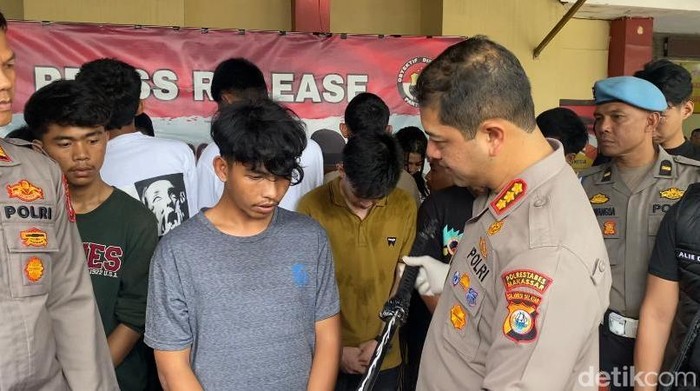 Kapolrestabes Makassar Komisaris Besar Arya Perdana menginterogasi salah satu anggota geng motor yang kerap berbuat onar.