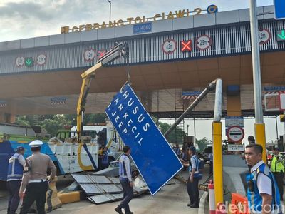Potret Kekacauan di GT Ciawi 2 Gara-gara Ditubruk Truk