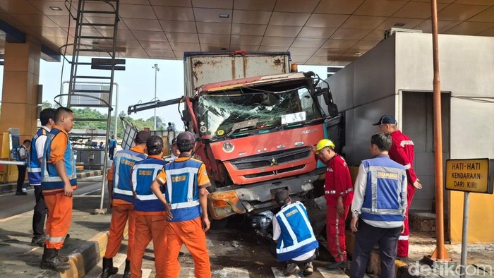 Kecelakaan truk di Gerbang Tol Ciawi 2, Senin (2/6/2025).