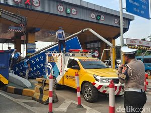 3 Gardu di Gerbang Tol Ciawi 2 Rusak Imbas Diseruduk Truk Rem Blong 3 Gardu di Gerbang Tol Ciawi 2 Rusak Imbas Diseruduk Truk Rem Blong