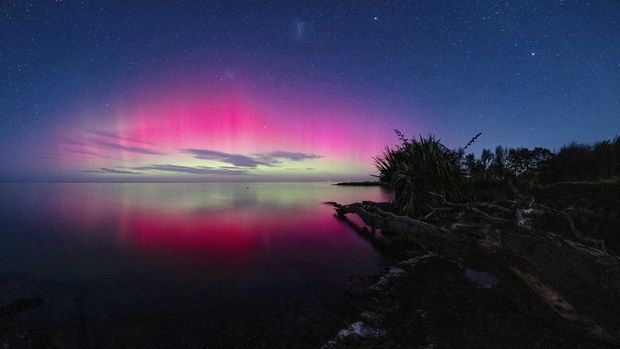 The Aurora Australis, also known as the Southern Lights, glows on the horizon over the waters of Lake Ellesmere on the outskirts of Christchurch on June 1, 2025. (Photo by Sanka VIDANAGAMA / AFP) / ìThe erroneous mention[s] appearing in the metadata of this photo by Sanka VIDANAGAMA has been modified in AFP systems in the following manner: [June 1, 2025] instead of [October 8, 2024]. Please immediately remove the erroneous mention[s] from all your online services and delete it (them) from your servers. If you have been authorized by AFP to distribute it (them) to third parties, please ensure that the same actions are carried out by them. Failure to promptly comply with these instructions will entail liability on your part for any continued or post notification usage. Therefore we thank you very much for all your attention and prompt action. We are sorry for the inconvenience this notification may cause and remain at your disposal for any further information you may require.î