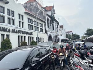 Ada Demo Buruh, Arus Lalin di Kawasan Jembatan Merah Surabaya Padat Ada Demo Buruh, Arus Lalin di Kawasan Jembatan Merah Surabaya Padat