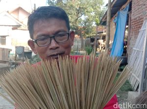 Tusuk Sate, Warisan Usaha yang Tak Luntur Waktu di Tepi Sungai Cimanuk Tusuk Sate, Warisan Usaha yang Tak Luntur Waktu di Tepi Sungai Cimanuk