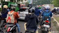 Potret Bunderan Cibiru yang Sibuk Setiap Pagi