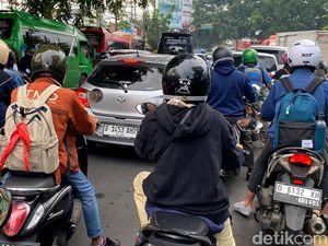 Potret Bunderan Cibiru yang Sibuk Setiap Pagi Potret Bunderan Cibiru yang Sibuk Setiap Pagi
