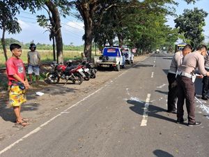 Pikap Tabrak 4 Motor di Pasuruan, 1 Tewas dan 3 Luka