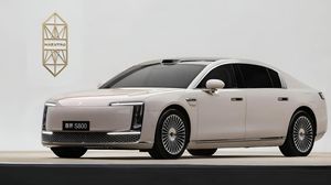 Potret Mobil Listrik Terbaru Huawei yang Siap Saingi Sedan Mewah Maybach