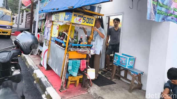 Mi Ayam Rp 5.000 pak Lili di Desa Setianegara, Kecamatan Cilimus, Kabupaten Kuningan