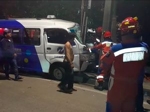 Angkot Ringsek Tabrak Tiang Listrik di Sunter Jakut, Sopir Dibawa ke RS Angkot Ringsek Tabrak Tiang Listrik di Sunter Jakut, Sopir Dibawa ke RS