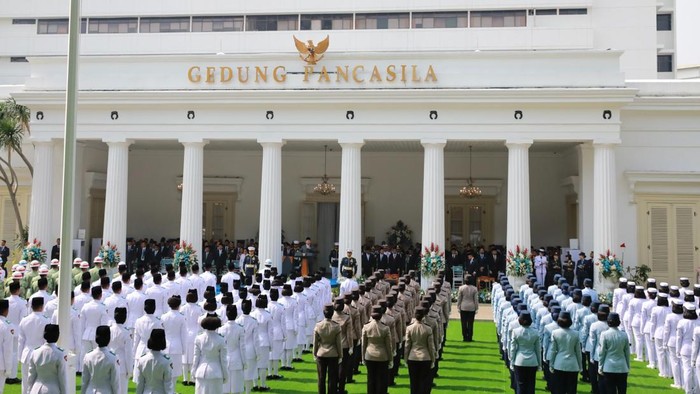 Presiden Prabowo Subianto (kanan) bersama Wakil Presiden Gibran Rakabuming Raka (kiri), Presiden ke-5 sekaligus Ketua Dewan Pengarah Badan Pengarah Badan Pembina Ideologi Pancasila Megawati Soekarnoputri (kedua kiri) dan Wakil Presiden ke-6 Try Sutrisno (ketiga kiri) mengikuti upacara Hari Lahir Pancasila di Gedung Pancasila, Jakarta, Senin (2/6/2025).