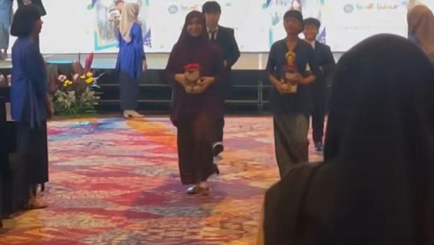 Momen Wisuda Sienna Anak Marshanda dan Ben Kasyafani