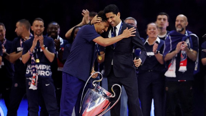 Nasser Al Khelaifi Soccer Football - Champions League - Paris St Germain Victory Parade - Parc des Princes, Paris, France - June 1, 2025 Paris St Germain's Marquinhos holds the trophy as he celebrates with with teammates and Paris St Germain president Nasser Al-Khelaifi during the victory celebration REUTERS/Christian Hartmann TPX IMAGES OF THE DAY