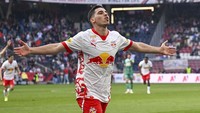 Oscar Gloukh. Di usia 21 tahun, pemain RB Salzburg ini sedang menjadi buah bibir di Eropa. Selain karena kemampuan teknis, Gloukh bisa tampil di posisi gelandang dan sayap kiri. Harganya saat ini diestimasi sekitar 18 juta paun. Foto: Getty Images/Hans Peter Lottermoser