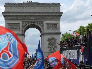 PSG Gelar Parade Juara Liga Champions di Paris PSG Gelar Parade Juara Liga Champions di Paris