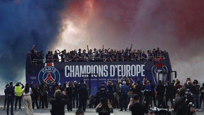 Paris Saint-Germain Soccer Football - Champions League - Paris St Germain Victory Parade - Paris, France - June 1, 2025 Paris St Germain players celebrate after winning the Champions League on the bus during the victory parade REUTERS/Abdul Saboor