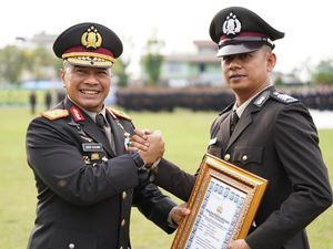 Polda Riau Beri Penghargaan Bripka Agus yang Bekuk Maling Sambil Bonceng Anak