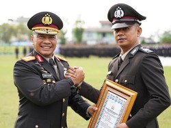 Polda Riau Beri Penghargaan Bripka Agus yang Bekuk Maling Sambil Bonceng Anak