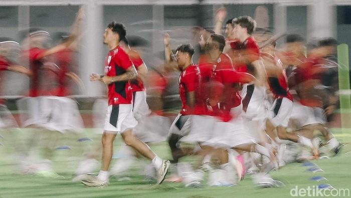 Timnas Indonesia menggelar latihan jelang menghadapi China dalam fase Grup C putaran ketiga Kualifikasi Piala Dunia 2026 zona Asia di Lapangan Madya, Jakarta, Senin (2/6/2025).