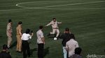 Pramono Pamer Tendangan Saat Tinjau Revitalisasi Stadion Tugu