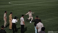 Setelah meninjau kondisi stadion, Pramono sempat memamerkan kemampuan juggling bola di tengah lapangan.