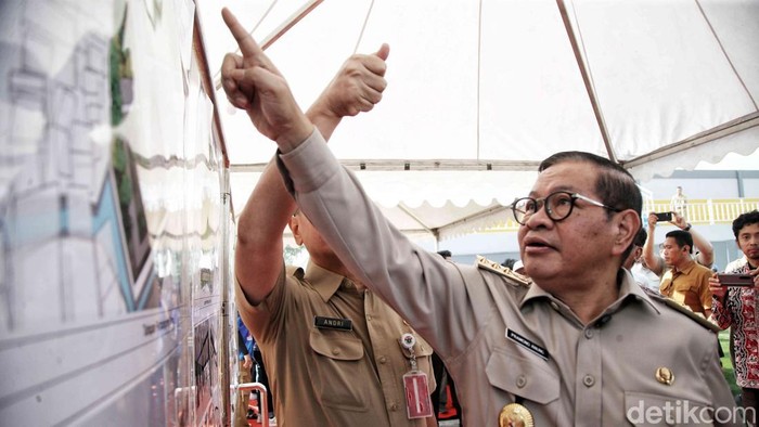 Gubernur DKI Jakarta, Pramono Anung, meninjau progres revitalisasi Stadion Tugu di Koja, Jakarta Utara, Senin (2/6/2025). Kunjungan ini dijalankan untuk mengawasi perkembangan pembangunan stadion yang menjadi sanjungan warga Jakarta Utara.