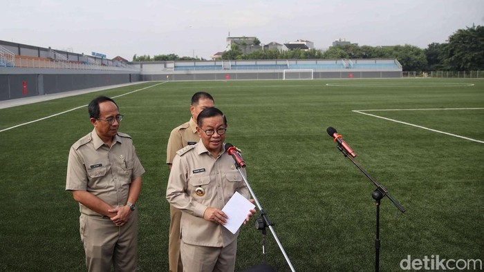 Pramono Pamer Tendangan Saat Tinjau Revitalisasi Stadion Tugu Gubernur DKI Jakarta, Pramono Anung, meninjau progres revitalisasi Stadion Tugu di Koja, Jakarta Utara, Senin (2/6/2025). Kunjungan ini dilakukan untuk memantau perkembangan pembangunan stadion yang menjadi kebanggaan warga Jakarta Utara.