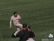 Pramono Pamer Tendangan Saat Tinjau Revitalisasi Stadion Tugu