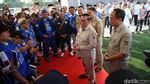 Pramono Pamer Tendangan Saat Tinjau Revitalisasi Stadion Tugu