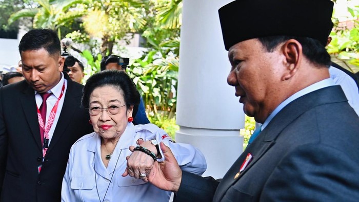 Presiden Prabowo Subianto menggandeng tangan Presiden ke-5 RI Megawati Soekarnoputri. (dok. Setpres RI). Presiden Prabowo Subianto menggandeng tangan Presiden ke-5 RI Megawati Soekarnoputri. (dok. Setpres RI).
