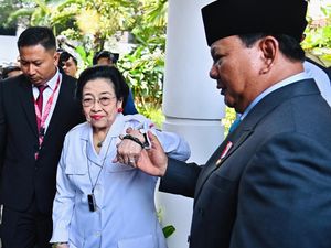 Video: Momen Keakraban Prabowo-Mega di Upacara Hari Lahir Pancasila Video: Momen Keakraban Prabowo-Mega di Upacara Hari Lahir Pancasila