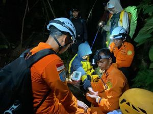Tim SAR Babel Evakuasi Pendaki yang Alami Hipotermia di Bukit Pading Tim SAR Babel Evakuasi Pendaki yang Alami Hipotermia di Bukit Pading