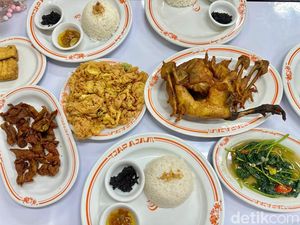 RM Tjap Ajam 38: Gurih Legit Ayam Kampung Goreng Plus Cocolan Bumbu Hitam RM Tjap Ajam 38: Gurih Legit Ayam Kampung Goreng Plus Cocolan Bumbu Hitam