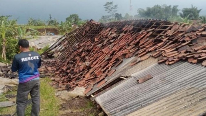 Rumah di Ciamis rusak diterjang puting beliung Rumah di Ciamis rusak diterjang puting beliung Jabar Hari Ini