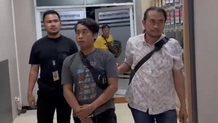 Salah satu pelaku pembobolan sekolah di Gresik diamankan polisi.