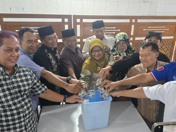 Sejumlah pengelola tempat partai Ummat di DIY menggelar agresi buang KTA di Kota Jogja, Senin (2/6/2025). Sejumlah pengelola tempat partai Ummat di DIY menggelar agresi buang KTA di Kota Jogja, Senin (2/6/2025).