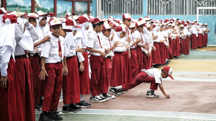 Semangat Pancasila Ditanamkan Sejak Bangku SD Sejumlah siswa dan siswi mengikuti upacara dalam rangka memperingati Hari Kesaktian Pancasila di SDN 13 Semper Barat, Jakarta Utara, Senin (2/6/2025). Kegiatan ini berjalan di halaman sekolah dengan khidmat dan sarat semangat kebangsaan.