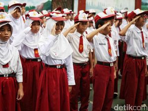 Video: Bedah Perbedaan Penetapan Jam Masuk Sekolah Jakarta-Jabar Video: Bedah Perbedaan Penetapan Jam Masuk Sekolah Jakarta-Jabar