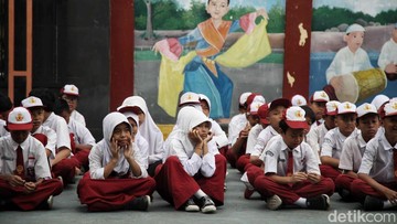 Wamendikdasmen &amp; DPR Sebut Pendidikan Dasar Gratis Baru Bisa 2026, Ini Alasannya