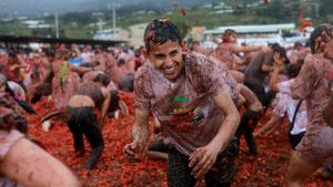 Semangatnya Wisatawan Kolombia Ikut Perang Tomat