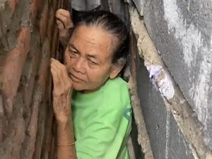 Untungnya Mbah Rami yang Terjebak Celah Tembok Ketahuan Tetangga Untungnya Mbah Rami yang Terjebak Celah Tembok Ketahuan Tetangga