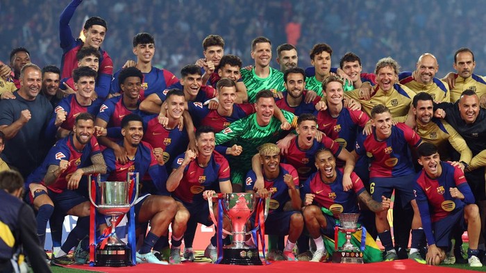 Soccer Football - LaLiga - FC Barcelona v Villarreal - Estadi Olimpic Lluis Companys, Barcelona, Spain - May 18, 2025   FC Barcelona pose with the Copa del Rey, LaLiga and the Supercopa de Espana trophies after winning REUTERS/Albert Gea
