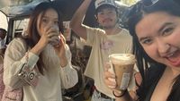 Stephanie Poetri Doyan Ngopi Bareng Teman dan Suaminya