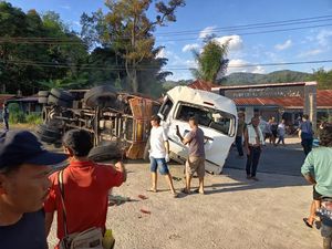 Truk Bawa Semen Seruduk 5 Mobil di Taput Diduga gegara Rem Blong Truk Bawa Semen Seruduk 5 Mobil di Taput Diduga gegara Rem Blong