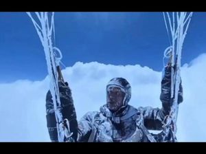 Video Viral Terbang Pakai Paralayang Sampai ke Awan, Diduga AI