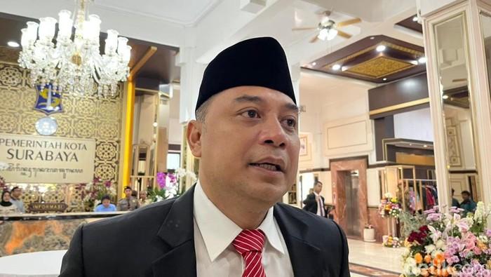 Wali Kota Surabaya Eri Cahyadi. Wali Kota Surabaya Eri Cahyadi.